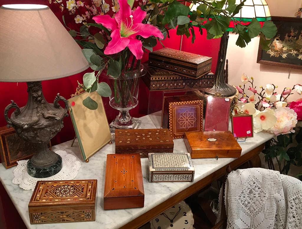 Objets de collection à la Galerie du Pontias à Nyons dans la Drôme (26)